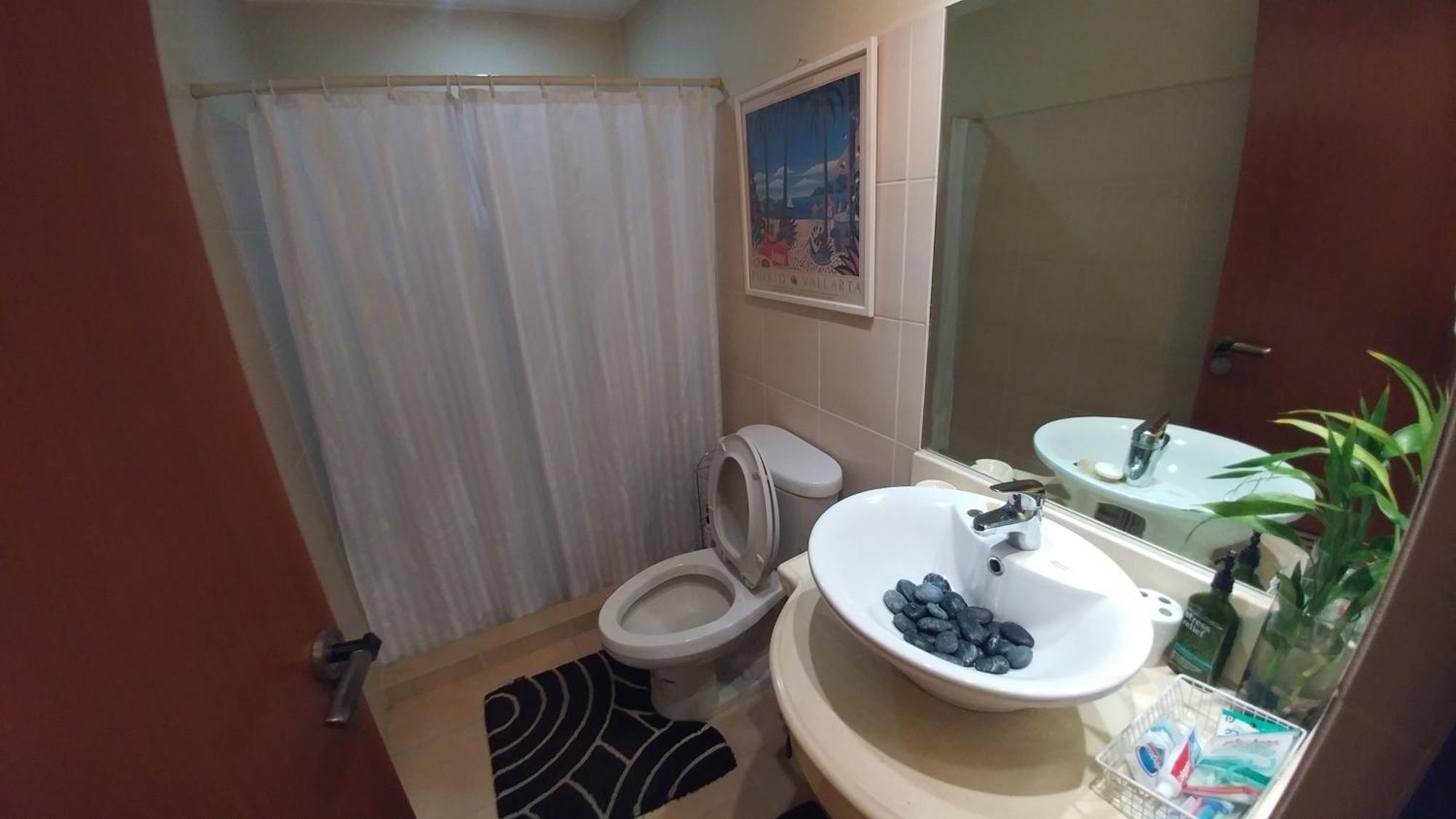 1Br Condo Above Eastwood Mall Apartment *