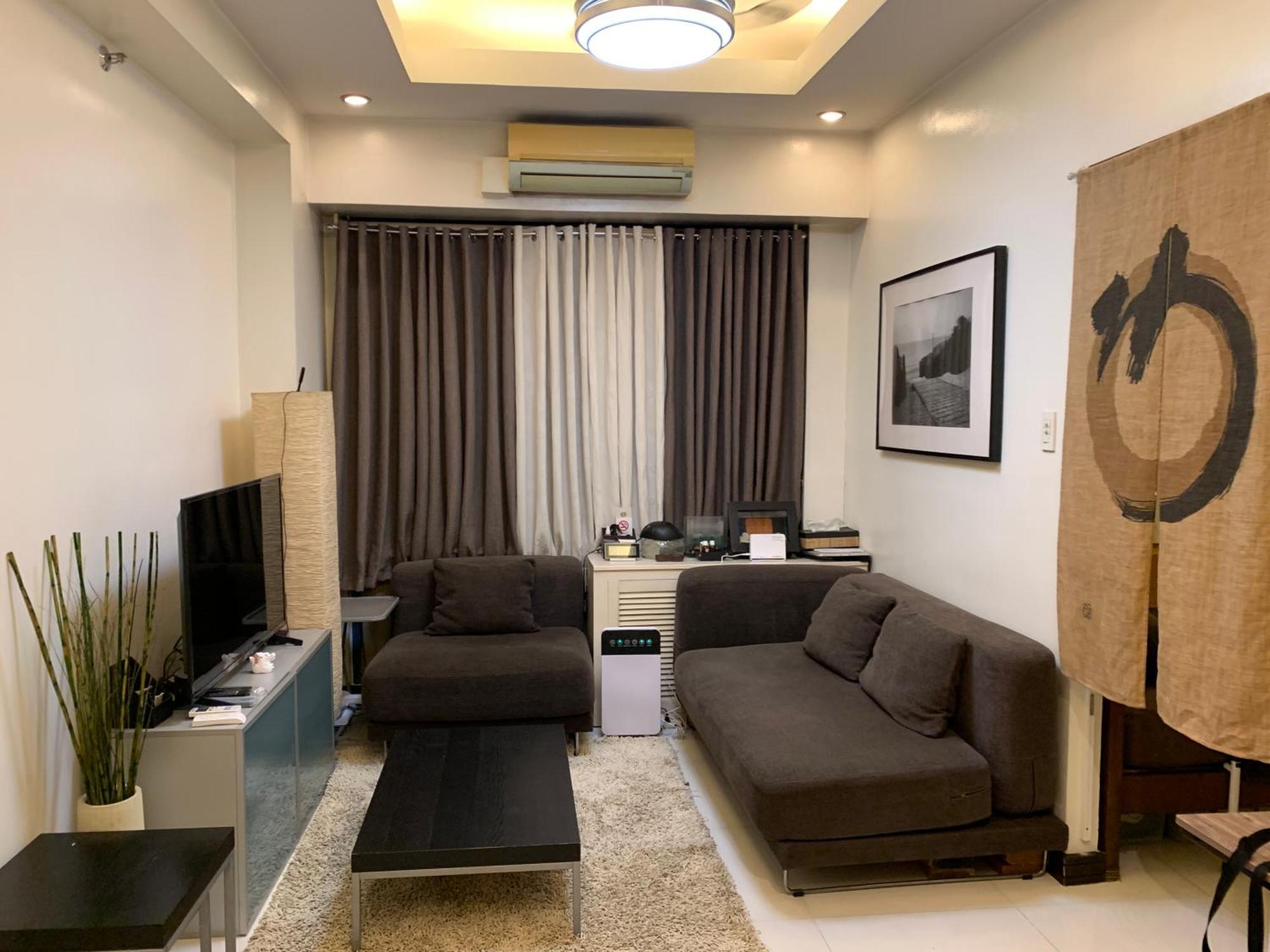 1Br Condo Above Eastwood Mall *