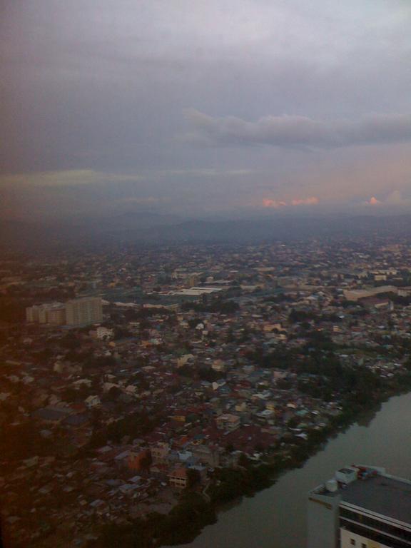 Apartment 1Br Condo Above Eastwood Mall
