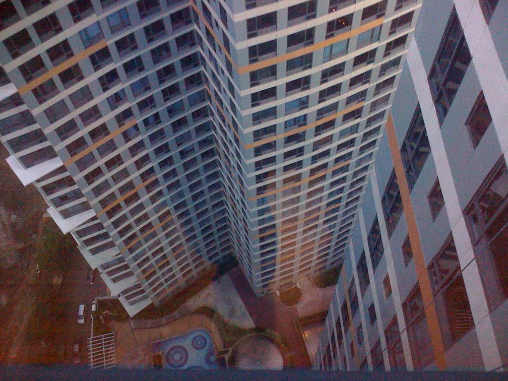 1Br Condo Above Eastwood Mall