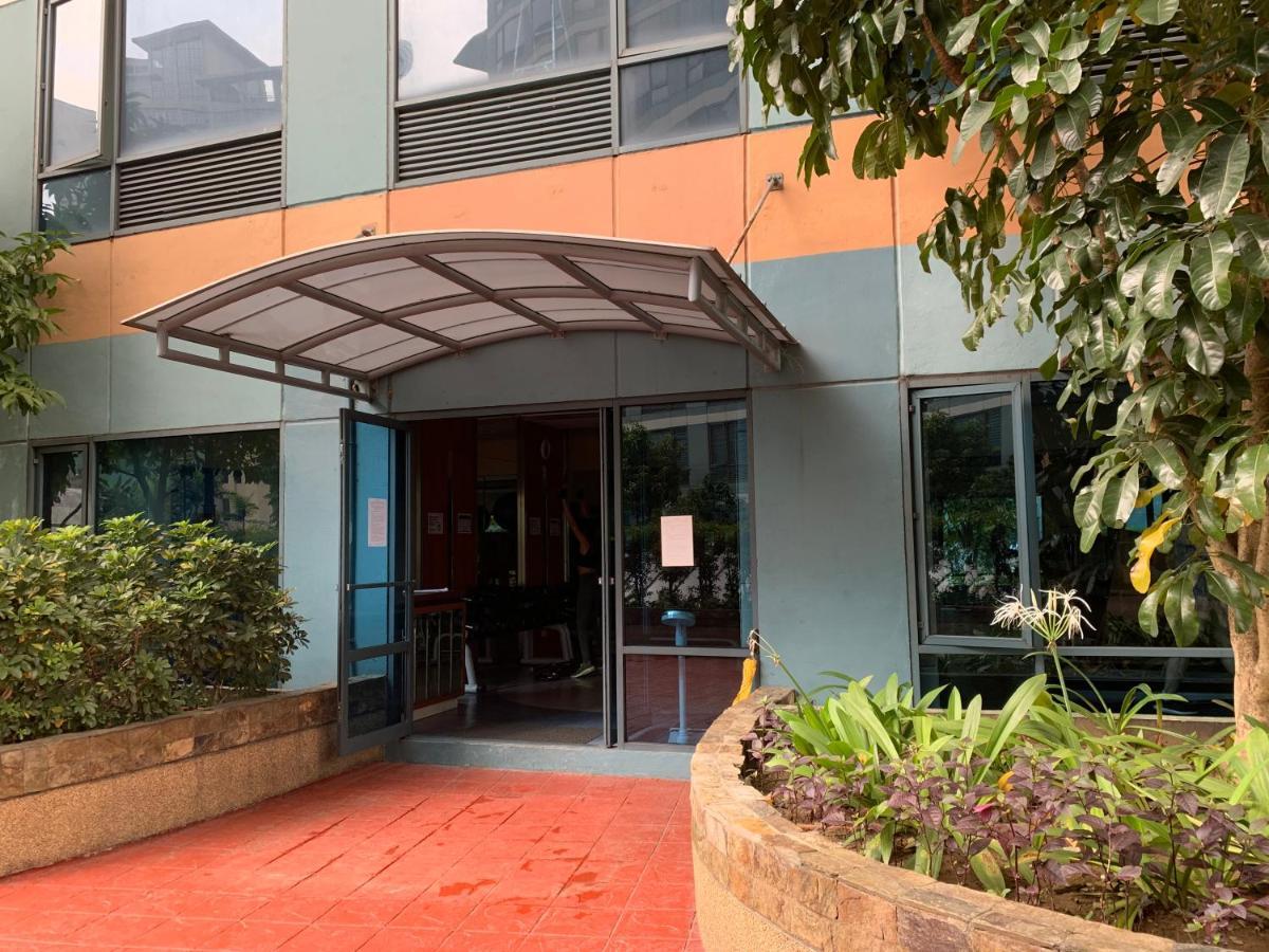 1Br Condo Above Eastwood Mall